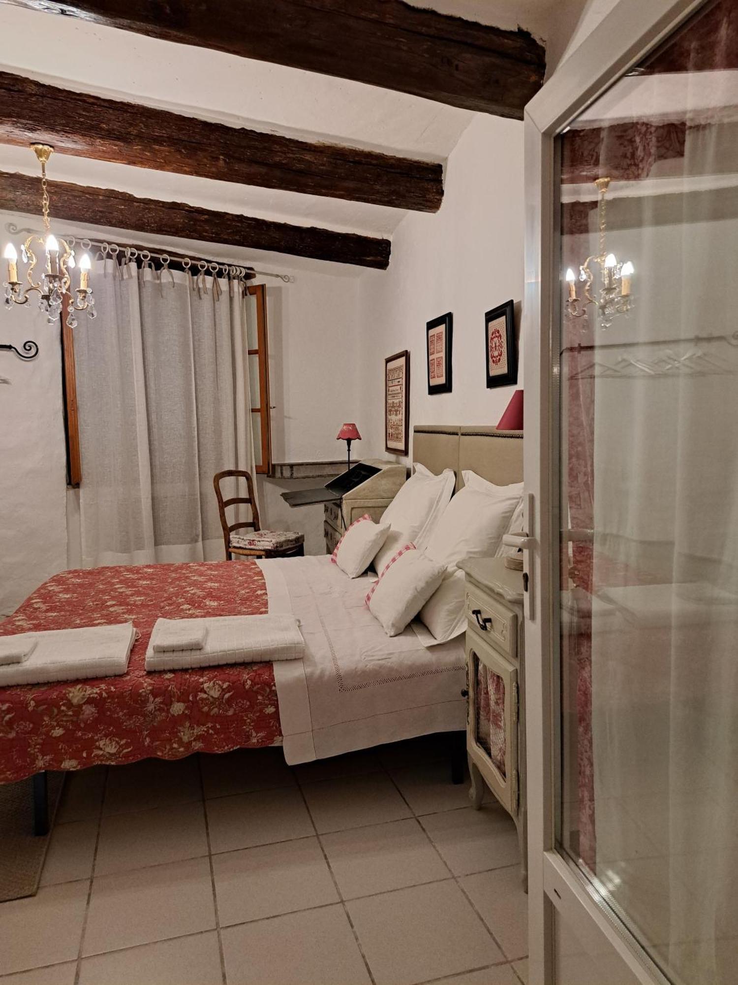 La Maison De Gisele Bed & Breakfast Saint-Victor-des-Oules ภายนอก รูปภาพ